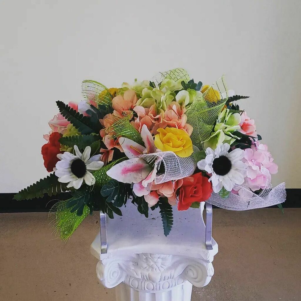 Achievement unlocked:
Artificial floral arrangements 💐
#floraldesign #floralarrangement #artificialflowers #artificialflowerarrangement #sympathyflowers instagr.am/p/CbTCPukLdCk/