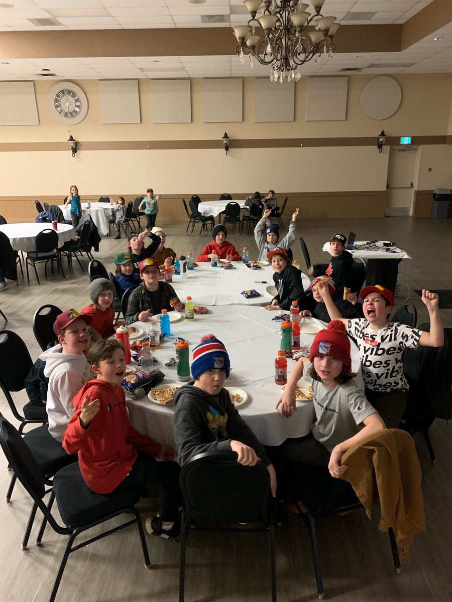 fort_u11aa's tweet photo. That’s a wrap for this great group! #windup #redbuckets #congrats #greatseason #skillscomp @RAChockey https://t.co/gEhURbLRv1
