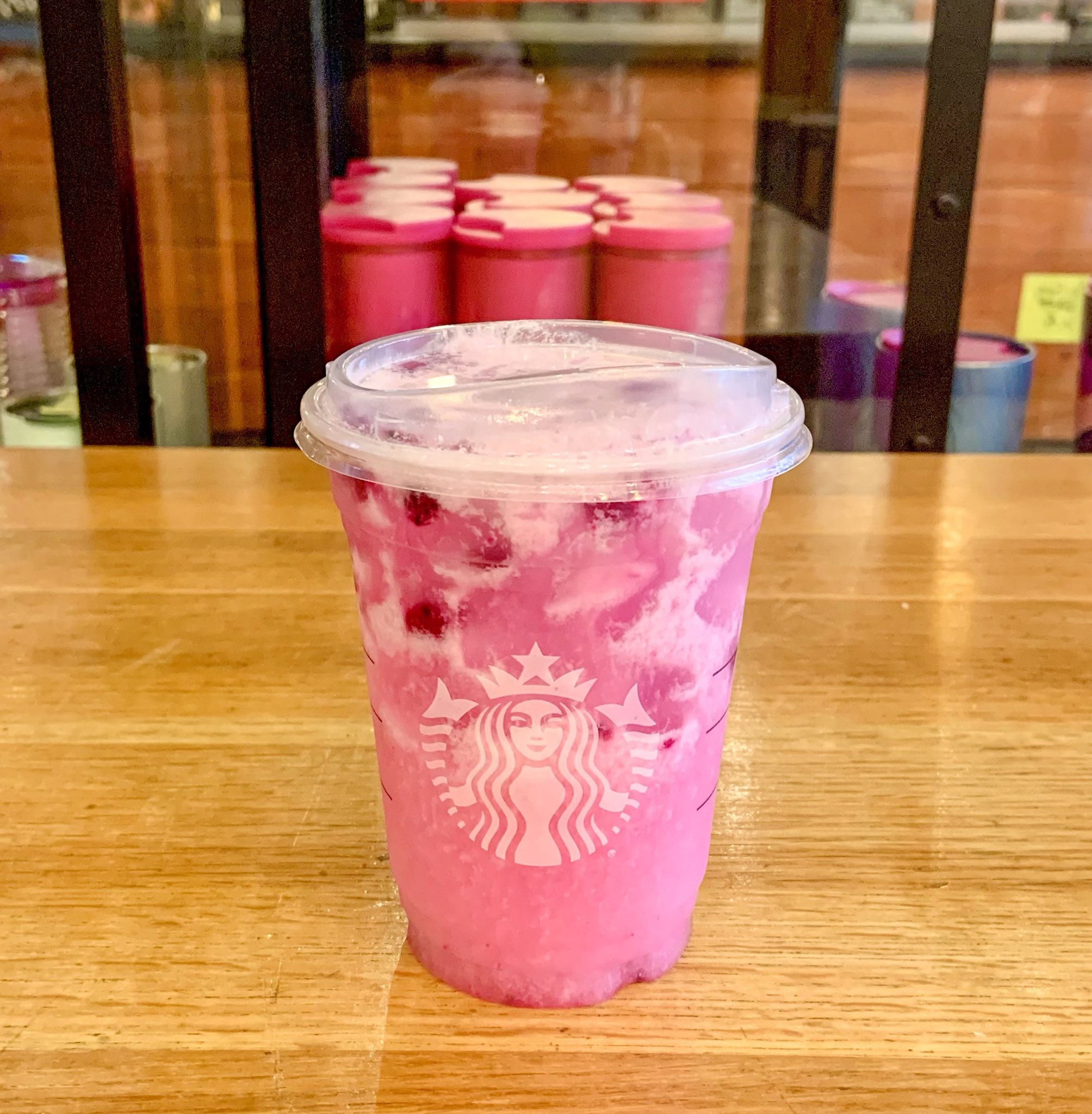 もも カナダ留学のプロ から おはようございます 日本の皆さんからのツイートで スターバックス の桜シリーズが羨ましくて カナダのスタバの春の飲み物はどんなドリンクがあるか行ってみました 数種類からdragon Drinkにしてみました ドラゴン