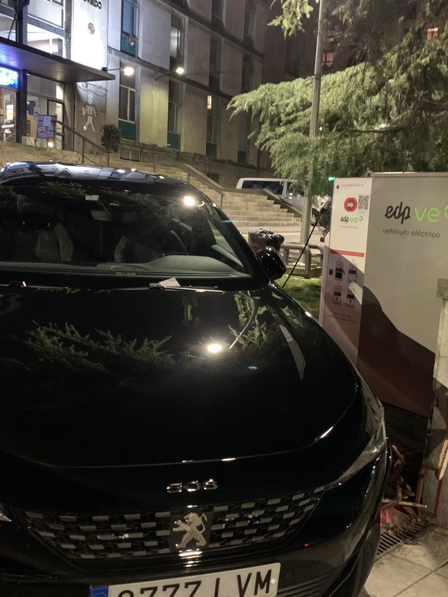 sergiobujan's tweet photo. Alguno se piensa que los puntos de recarga son suyos. Estacionado sin cargar media tarde @AUVE_Asturies @AEDIVE https://t.co/zCIzwdVPjc
