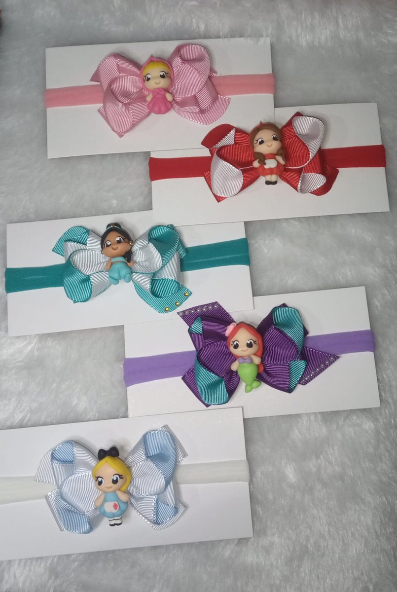 crf_RaaySilva19's tweet photo. Estou trabalhando com laços personalizados e laços simples, tenho para todas as idades, mães de meninas, dindinhas, titias, vem com a amiga aqui, aceitando encomendas. Chama no direct que eu mando as fotos.🎀💕 https://t.co/SxqSn1QXTr