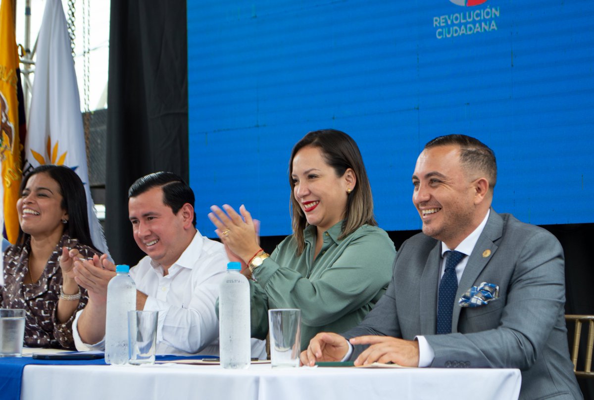 Xavier_JuradOK's tweet photo. Desde el cantón #Durán, los Asambleístas de la @BancadaUNESec por Guayas rendimos cuentas a nuestros mandantes.
Gracias por confiar en nosotros. #RendicionDeCuentas2021 https://t.co/3bjL1Ls4s7