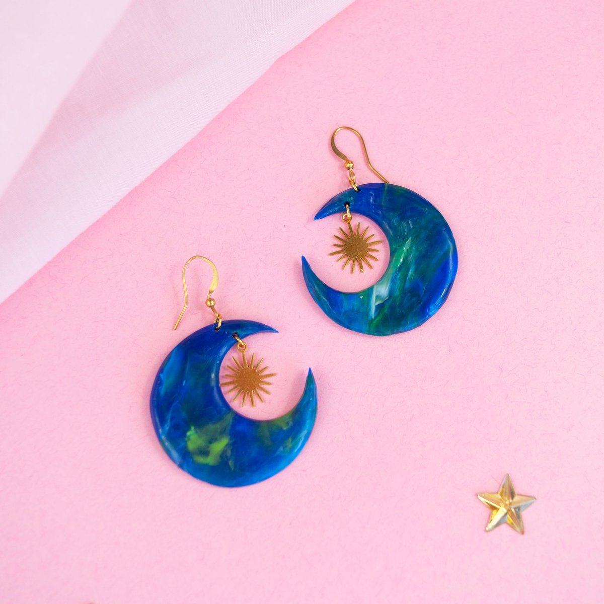 _frankauk's tweet photo. hey twitter long time no see! 

i’m trying to get better at posting about things other than when i have new items in the shop but for now: 

here’s some things i made out of recycled plastic 😎 
https://t.co/iS7oMITaE9 https://t.co/c3MuUaUbPr