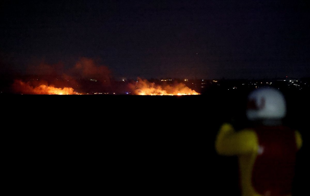 icphotography's tweet photo. A large fire on the reedbeds at Parkgate, viewed from across the Dee estuary at Flint. See our liveblog for more updates. https://t.co/zH0tHAMmnJ
#photography #photojournalism #parkgate #fire https://t.co/a4kPm5Jd9Y