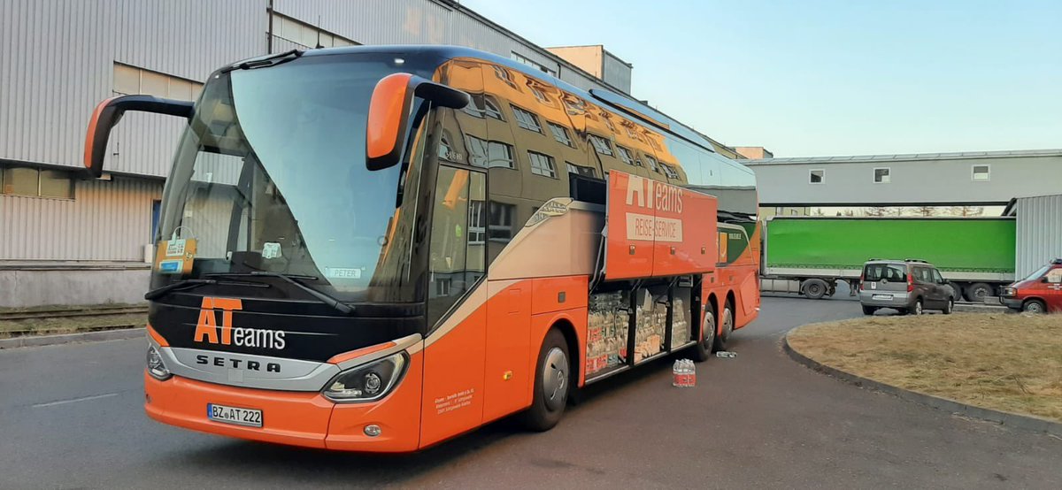 Bus_Bruecke's tweet photo. Gegen 18 Uhr konnte unser Bus von #ATeams im Lager der Caritas entladen werden. Danach ging es weiter nach Mircze um die wartenden Geflüchteten aufzunehmen. #Busbrücke #BusfürBus #Gemeinsam https://t.co/yKD4EPXLBc