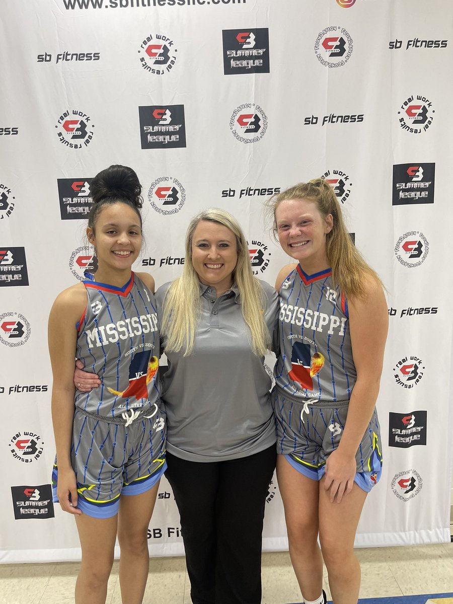 iCoachMoncrief's tweet photo. This opportunity to coach in the North/ South All- Star is even more special because I got to do it with two of my players! @AinsworthKinley &amp;@AubanyRenee y’all both played great today and made Puckett so proud!What an honor &amp; so blessed to be apart of this experience with them! https://t.co/HFAq0i2wRW