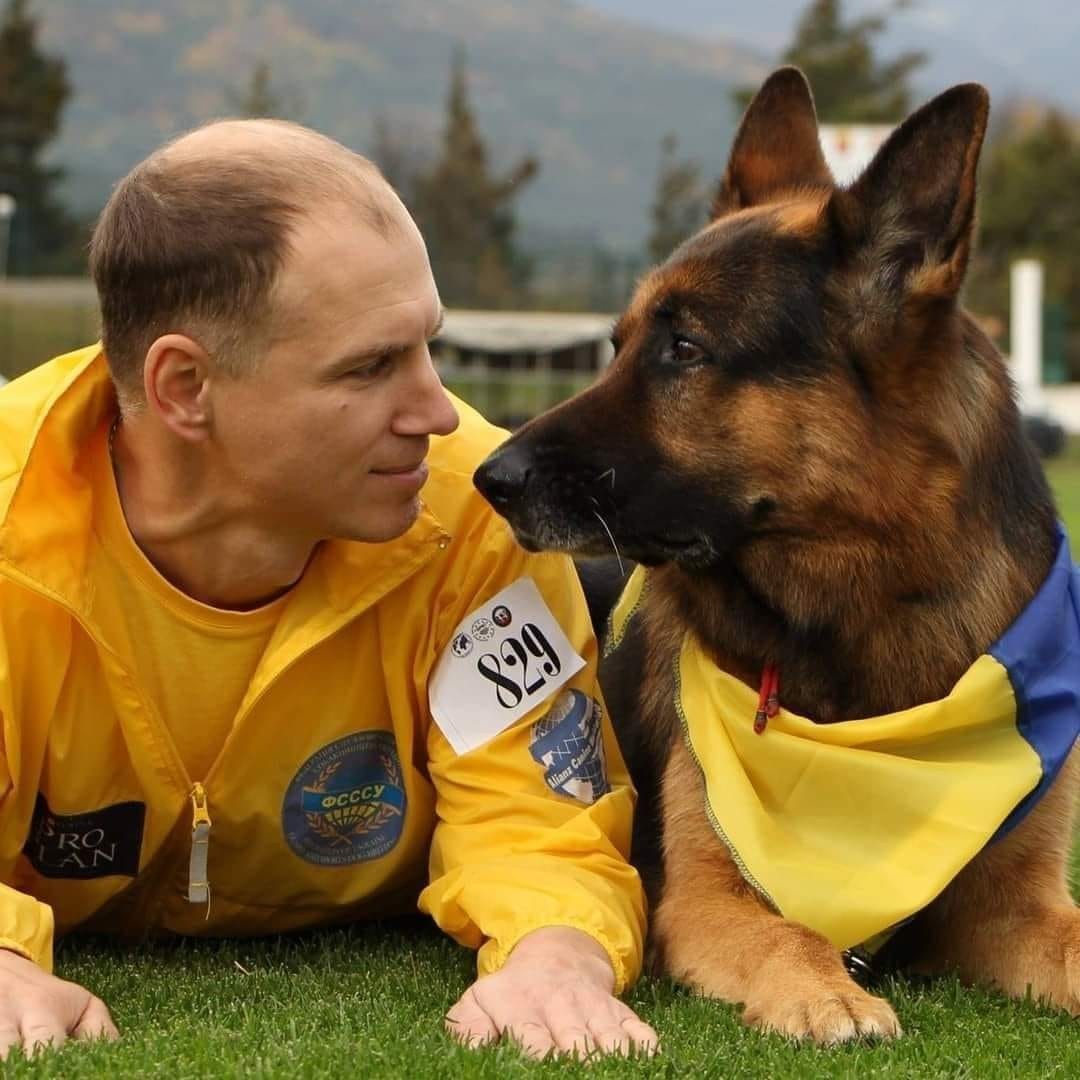 russians murdered Ukrainian cynologist Igor Bakun. They shelled his car when he tried to evacuate three German Shepherds from Hostomel, a town in Kyiv suburbs invaded by russians. One dog which survived refused to leave his body. So many broken lives. RIP #UkrainianHeroes