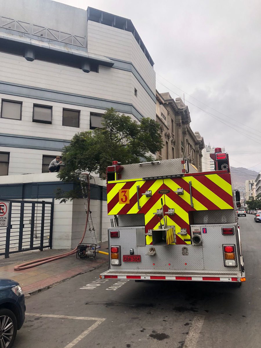 3ciaantofagasta's tweet photo. En imágenes el trabajo de nuestra unidad aljibe Z3 abasteciendo una importante cantidad de estanques ubicados en puntos estratégicos por @Aguas_Antof #CortenoProgramado #CorteAgua #Antofagasta https://t.co/ldsmmlnBty