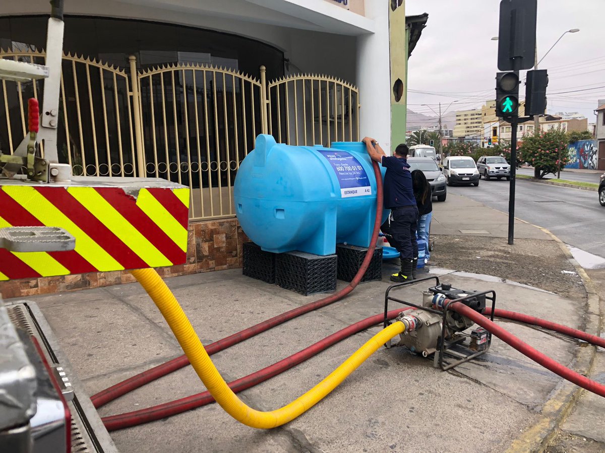 3ciaantofagasta's tweet photo. En imágenes el trabajo de nuestra unidad aljibe Z3 abasteciendo una importante cantidad de estanques ubicados en puntos estratégicos por @Aguas_Antof #CortenoProgramado #CorteAgua #Antofagasta https://t.co/ldsmmlnBty