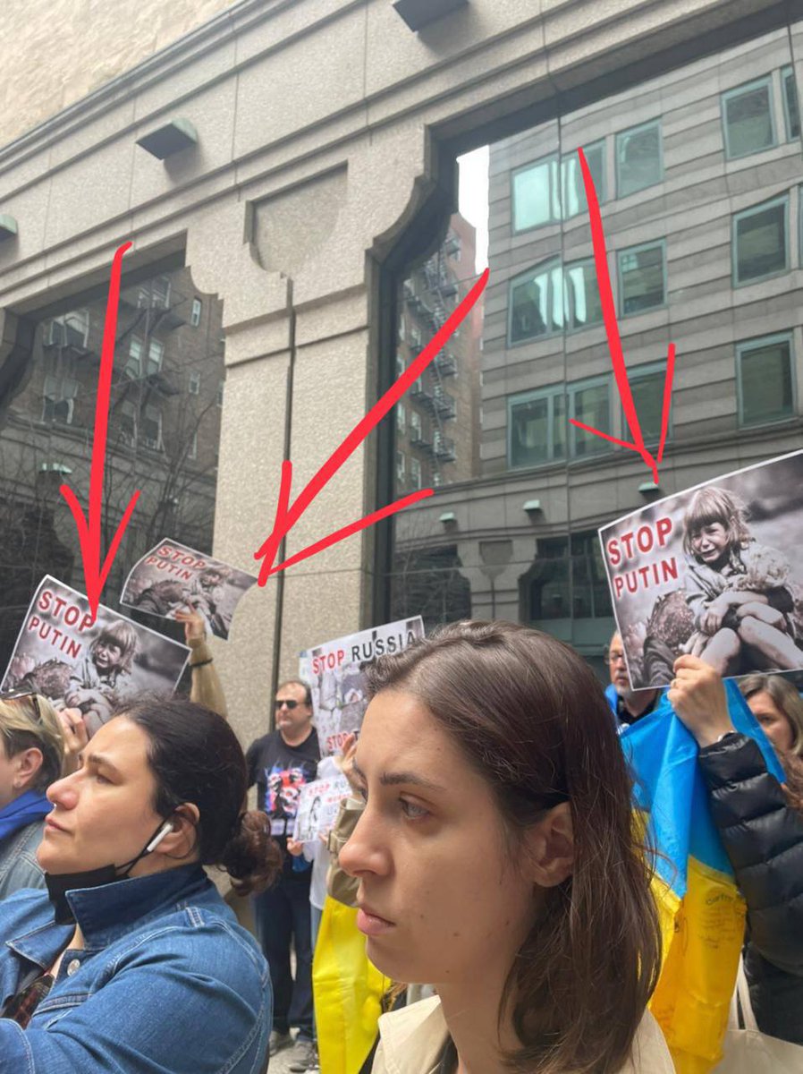 RoaaWarStudies's tweet photo. اليوم تم تنظيم مسيرة في نيويورك ، تحت إشراف مكتب اليونيسف ، بدعوة من أجل "وقف بوتين" و "وقف روسيا". تم استخدام صور من فيلم "قلعة بريست" لتصوير "فظائع روسيا".
#Fake_media https://t.co/IeOjYNMtzu