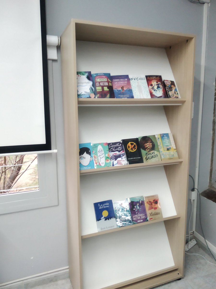 Els de la comissió de biblioteca tenen moltes propostes noves aquest any! S'han encarregat de comprar una bona selecció de llibres; han encarregat una nova prestatgeria i han iniciat el préstec de llibres durant el pati! Bona feina!
#bibliotecaescolar <a href="/AqualataLlibres/">Llibreria Aqualata</a>
