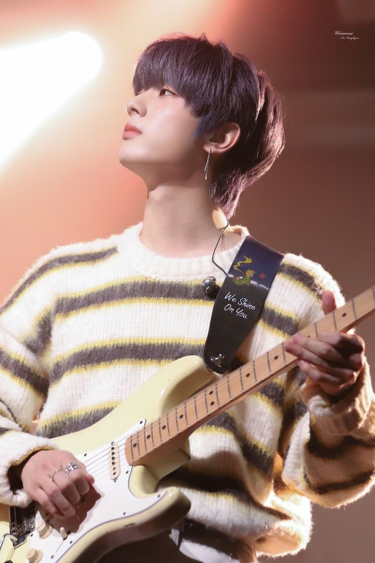 19.03 | 📢 INFO • Confira a tradução das frases na alça da guitarra de Kanghyun e Yonghoon: 

💜 Kanghyun 
1. L'amour est plus fort que la mort (O amor é mais forte que a morte)
2. We Shine On You (Nós brilhamos em você) 

#ONEWE #원위 #WEVE #위브 #KANGHYUN