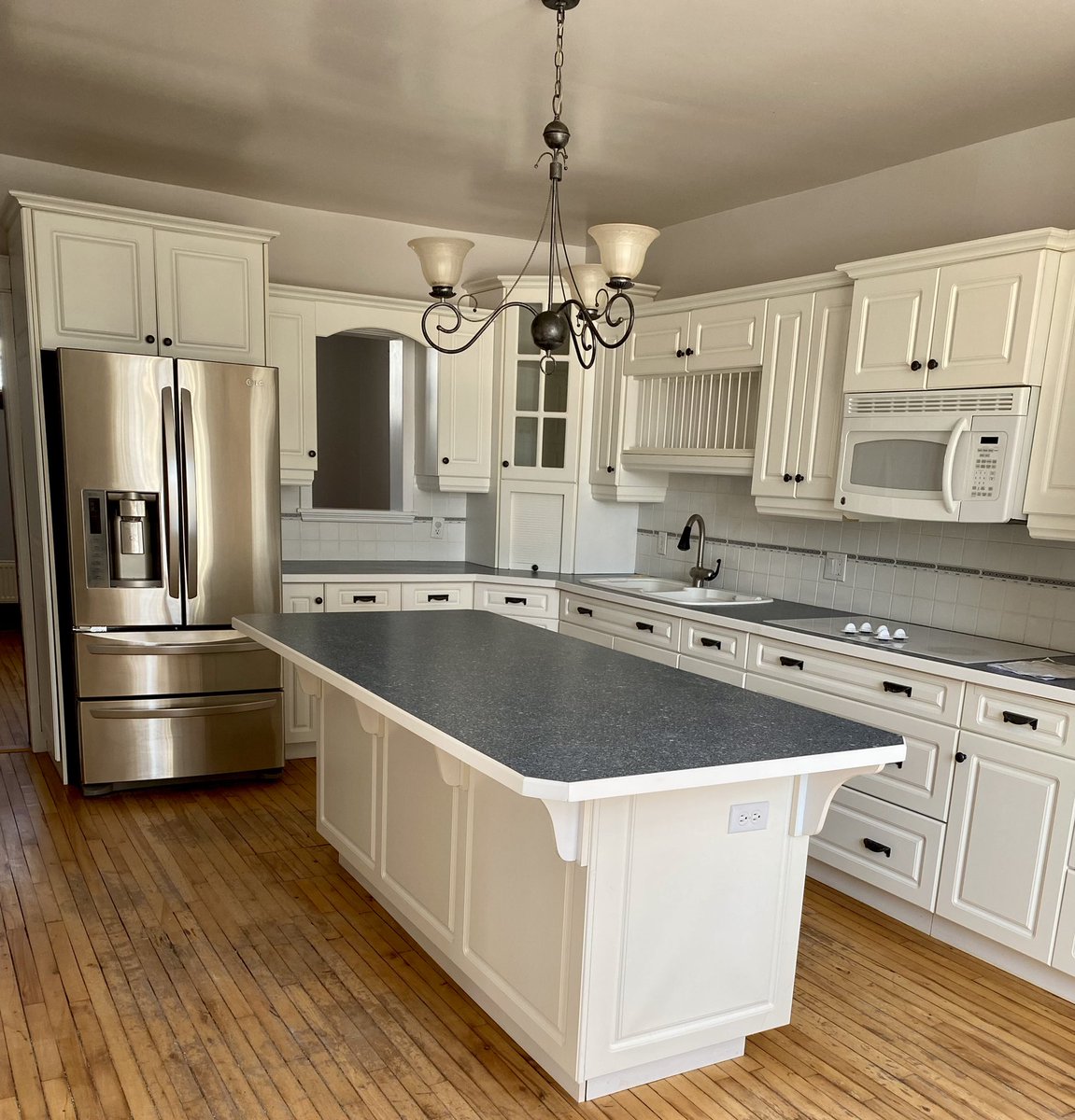 ItsBrettPo's tweet image. Bought this century-old Victorian home and about to list it after some minor renovations. 7 beds, 3 baths and over 3,000 square feet in #PEI, Canada. They don’t make them like this anymore