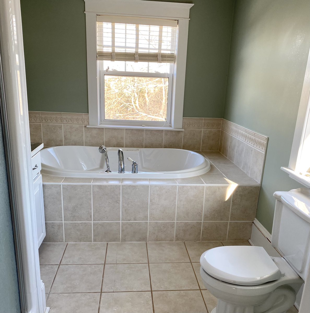 ItsBrettPo's tweet image. Bought this century-old Victorian home and about to list it after some minor renovations. 7 beds, 3 baths and over 3,000 square feet in #PEI, Canada. They don’t make them like this anymore