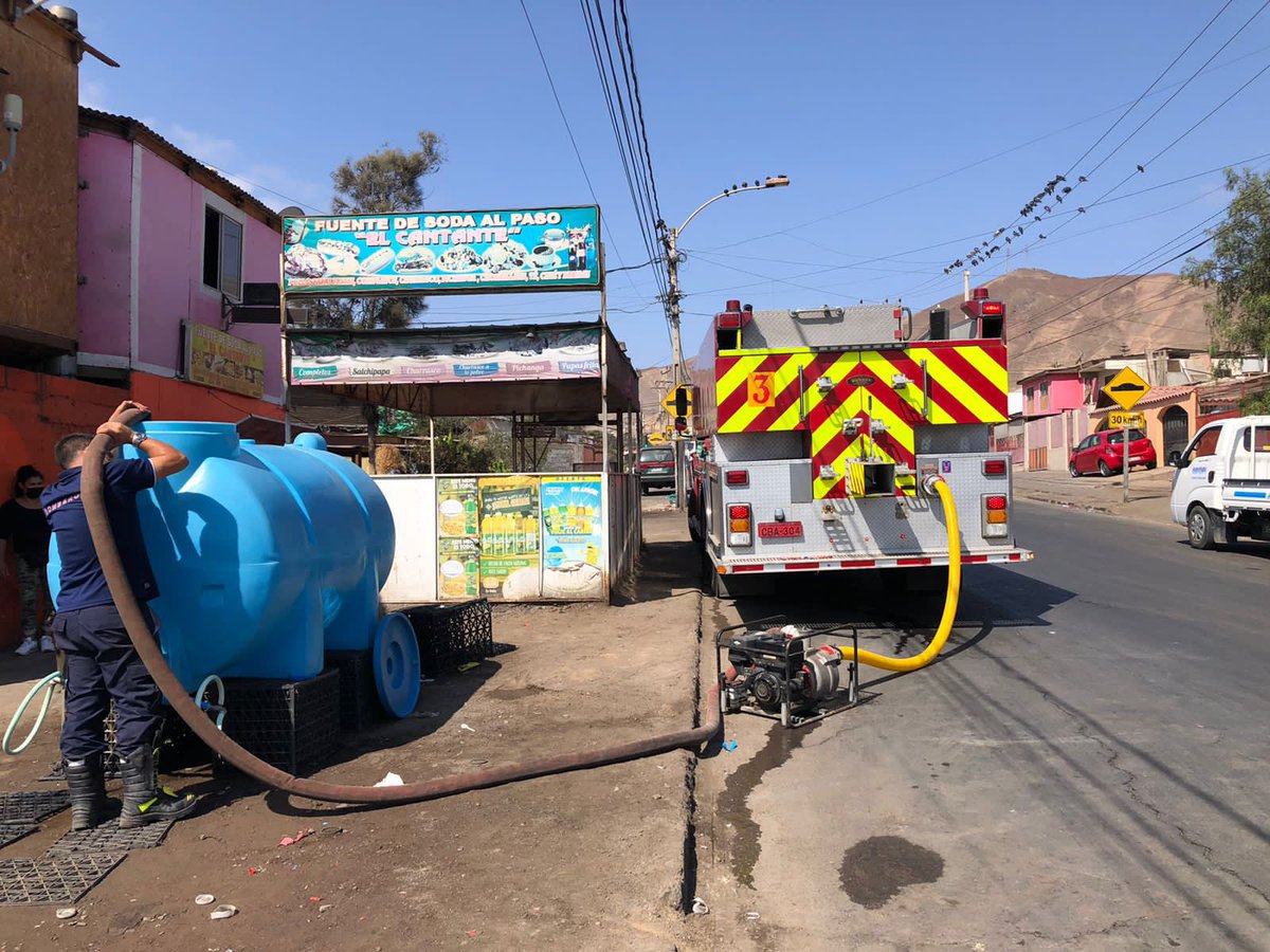 3ciaantofagasta's tweet photo. Apoyamos el abastecimiento de estanques comunitarios, siempre disponibles para superar esta contingencia #Antofagasta Z3 B3 BR3 #cortenoprogramado @Aguas_Antof https://t.co/R8flZbFhwB