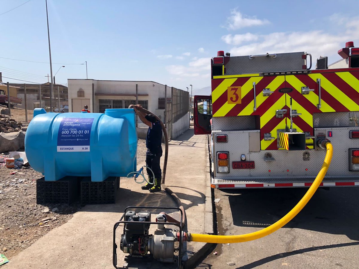 3ciaantofagasta's tweet photo. Apoyamos el abastecimiento de estanques comunitarios, siempre disponibles para superar esta contingencia #Antofagasta Z3 B3 BR3 #cortenoprogramado @Aguas_Antof https://t.co/R8flZbFhwB