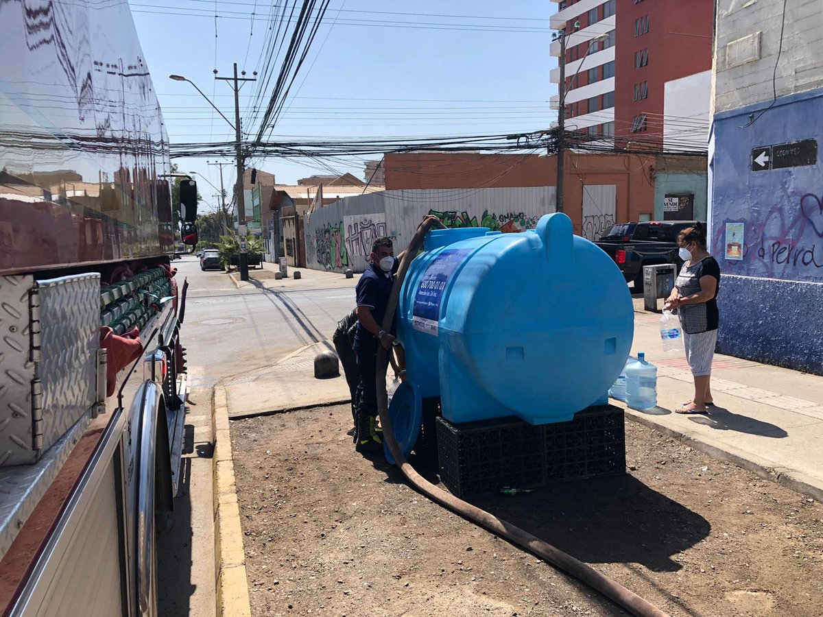 3ciaantofagasta's tweet photo. Apoyamos el abastecimiento de estanques comunitarios, siempre disponibles para superar esta contingencia #Antofagasta Z3 B3 BR3 #cortenoprogramado @Aguas_Antof https://t.co/R8flZbFhwB