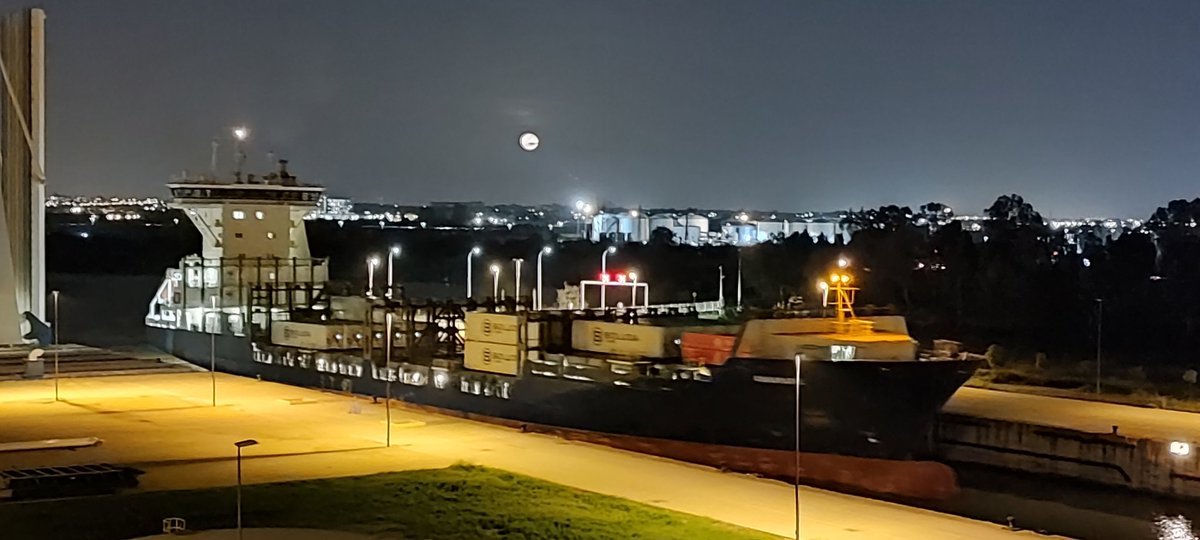 hatoblanco's tweet photo. Bajo la luz de la luna en el @PuertoDeSevilla https://t.co/dJJdTEVEJT