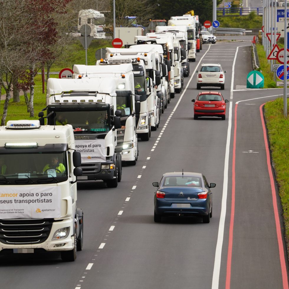 ddmsevilla's tweet photo. #sabadoclave17
#lasexta
@laSextaTV @SextaNocheTV 
El convoy de #Putin ya está en #España , hay muchas muchas formas de "bombardear" un país.
#Vox la herramienta de la #Rusia Imperialista reventando #España desde dentro. https://t.co/som0TMsI84