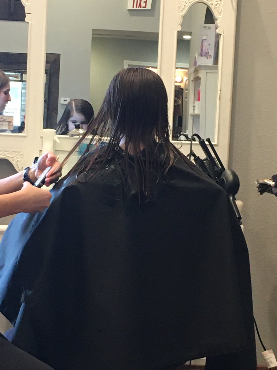 BWeakly33's tweet photo. This girls first haircut, 3 yrs oldβ¦where the heck has the time gone #growingupwaytoofast https://t.co/fSAiwNXsAs