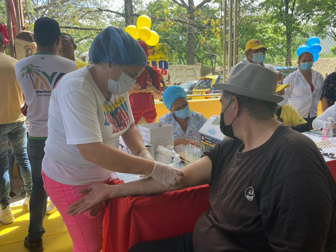 #EnFotos || Ministra <a href="/MagaGutierrezV/">Magaly Gutiérrez Viña</a>, de la mano de Barrio Adentro y el Sistema de Misiones y Grandes Misiones, se desplegó por el estado Nueva Esparta brindando atención integral a la población en el marco del Plan Amor en Acción a las Víctimas de la Guerra Económica.