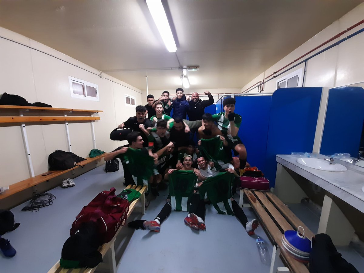 EFEsperanza1967's tweet photo. Tras una mala racha nuestro juvenil la corta y de que manera ! Victoria por 1-3 en barrio peral. Grandes! El deporte es todo mental y ellos son muy buenos. Sólo faltaba que la pelota entrará con el trabajo diario. Sois muy grandes! A seguir! 💚⚽️⚽️ https://t.co/EgwwU5ZpYk