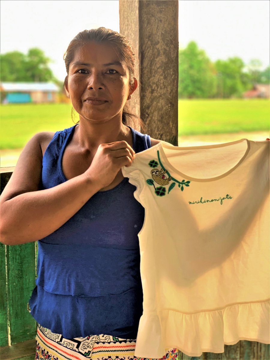 AiderONG's tweet photo. Pastorita Zumaeta vive en la comunidad Pueblo Nuevo y pertenece a un grupo de 97 mujeres artesanas de la etnia Shipibo Conibo. Gracias a la iniciativa Alianza Forestal y a las capacitaciones que recibió de la empresa de moda las Polleras de Agus, logró crear mejores productos. https://t.co/ncSkSlRZIM
