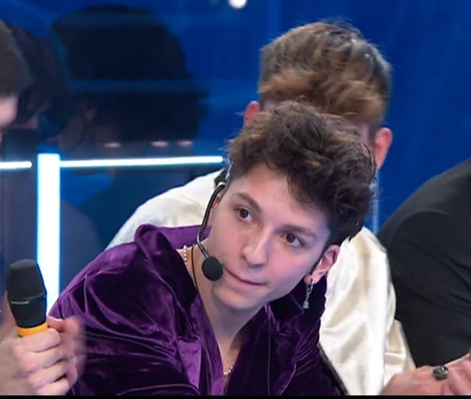 FantaAmici's tweet photo. MA CHE JE VOI DI A LUIGI STRANGIS.... CHE JE VOI DI??? STREPITOSOOOOOOO

BONUS CHITARRA 😉 #amici21 https://t.co/ItXonMoIG6