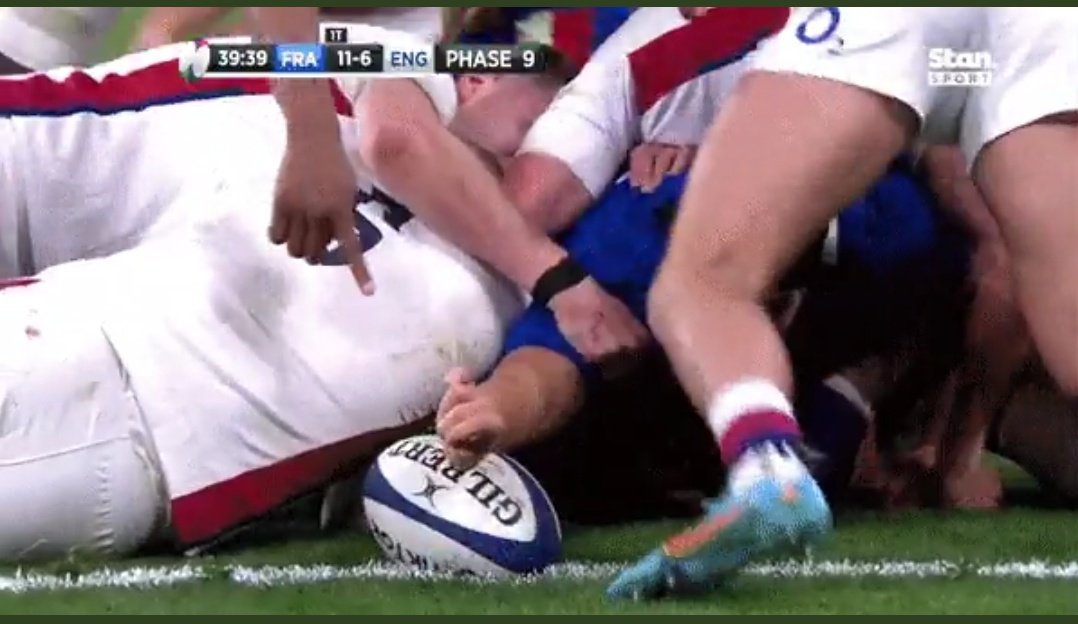 zaherinho's tweet photo. Comment francois cros a sorti son bras de ce bourbier ? 

😂😂😂

#rugby #FRAENG https://t.co/9keB1QC01I