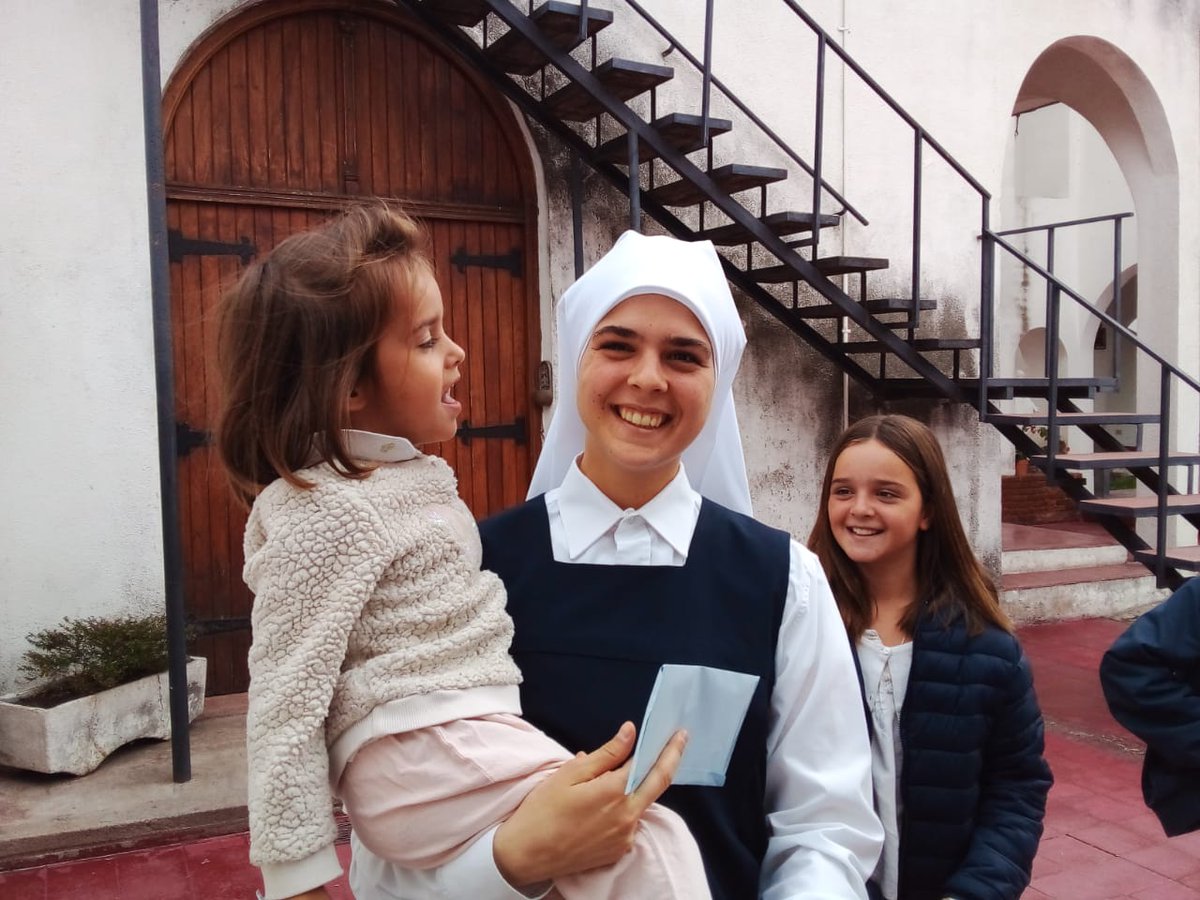 Una ex alumna hoy recibió su hábito como novicia en el muy recomendable Instituto Mater Dei.
Dios nos conceda muchas y santas vocaciones tanto a la vida consagrada como al matrimonio