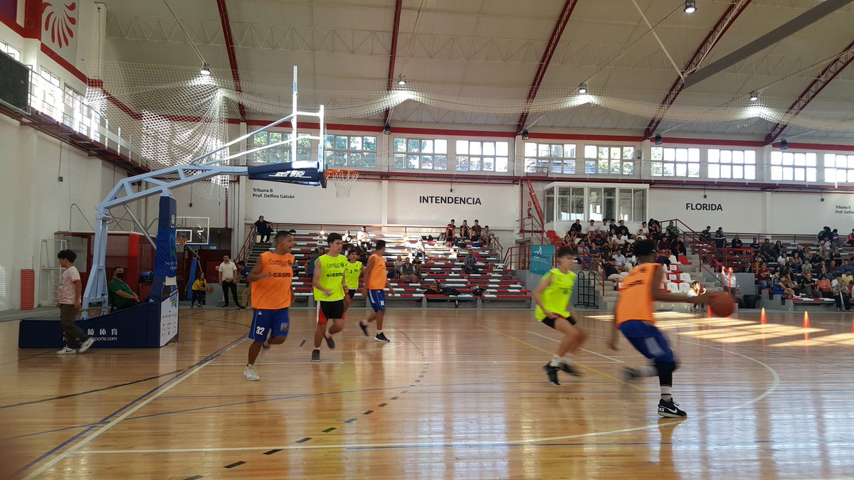 Bajando a la capital, paramos en Florida para saludar al equipo del <a href="/inau_oficial/">INAU</a> que compitió en el torneo de 3x3 organizado por la <a href="/fubbuy/">FUBB - Selección Uruguaya</a>. Tuvimos el gusto de encontrarnos con el subdirector de la <a href="/UyDeporte/">Secretaría Nacional del Deporte</a>, <a href="/ferraripabloUY/">Dr. Pablo FERRARI</a>, y el doctor <a href="/mauribg/">Dr. Mauricio Baubeta</a>. Buenos y viejos amigos.