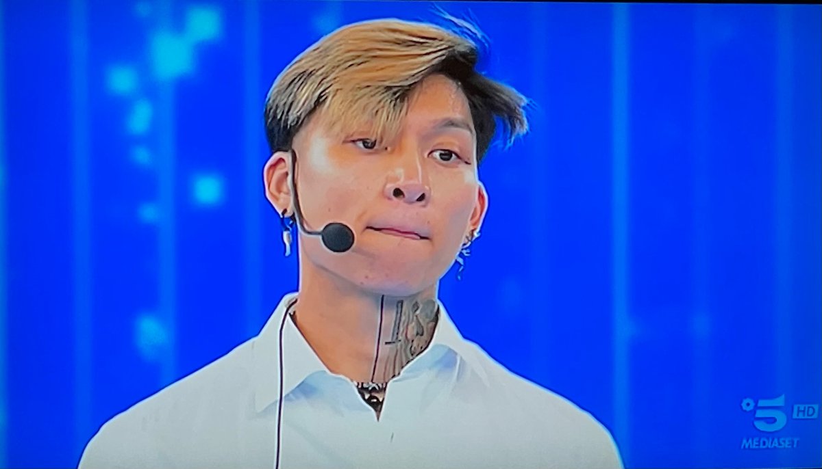 Alessandro8o's tweet photo. Ma di chi devi essere figlio per ballare (poco) come questo tizio ed essere ad #Amici21  in prima serata, celebrato come incredibile talento? https://t.co/xBTvIsi6GJ