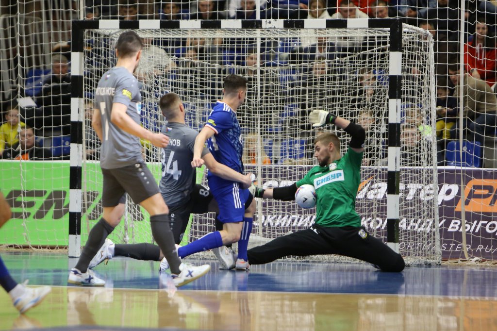 CandelasJr's tweet photo. Tyumen patinó en casa y perdió su semifinal contra Gazprom por entrar muy tarde al partido (3-4). De nada sirvió el hat-trick de Bruno Taffy o que Lazarevic volviera de su pubalgia. Por su parte, Vilela fue expulsado por un manotazo a Katata. #CopaRusia🇷🇺 https://t.co/AS6ql53Qdj