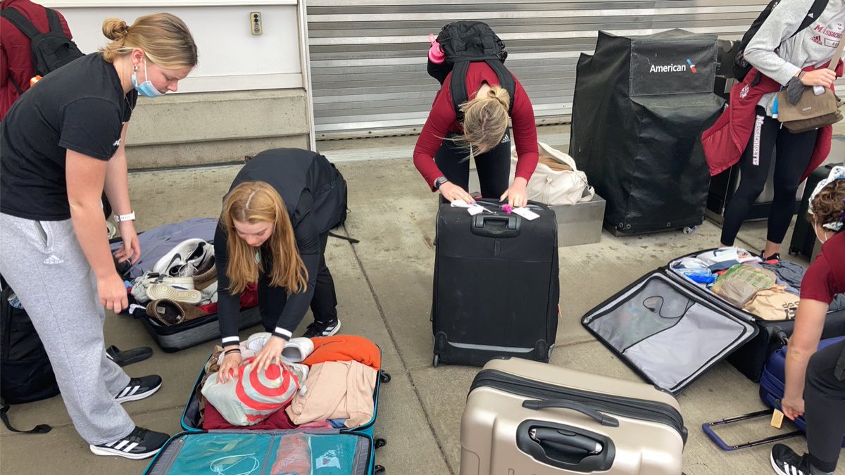 DarcyForeman12's tweet photo. An entire team with overweight bags 😧 https://t.co/tbmyJ8SKTY