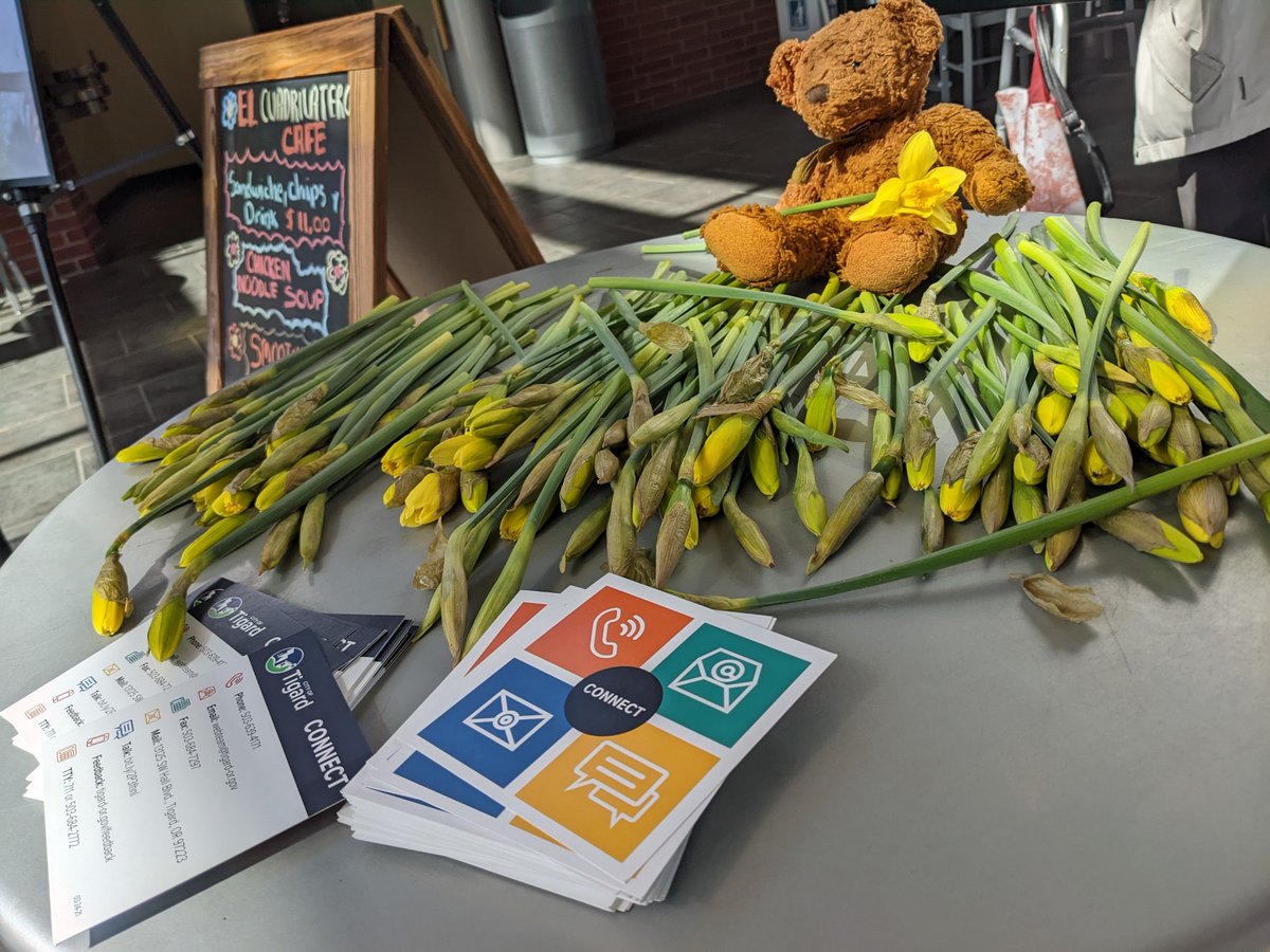 TigardLibrary's tweet image. Stop by the Library this afternoon and welcome Spring with a daffodil! Thanks @TigardOR !

#Tigard #TigardPublicLibrary #LostAndFound #LibraryAdventures #TeddyBear #DaffodilDay