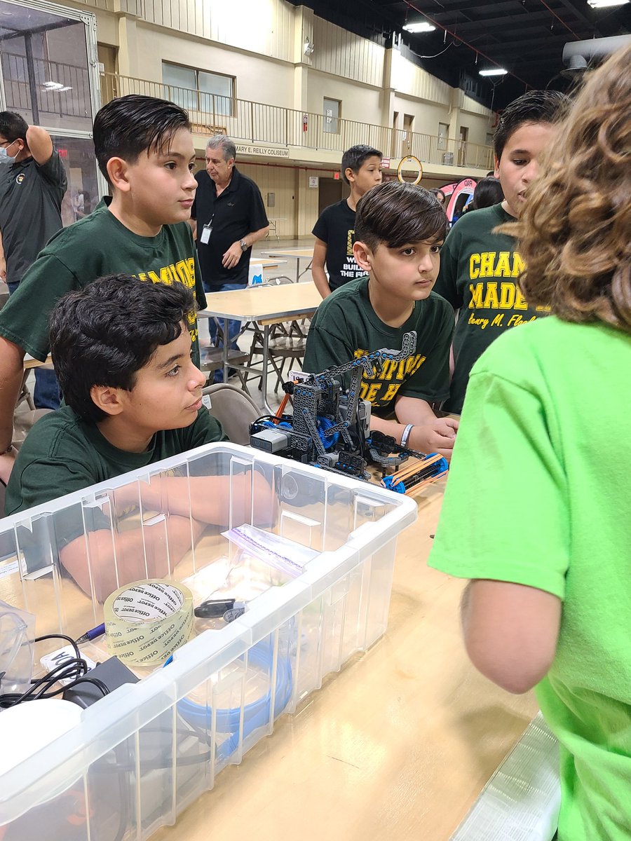 HMFlagler_ES's tweet photo. Here, our  @HMFlagler_ES Robotics team discusses strategies with @KLEfamily @OHESOWLS to team up and make the most points possible at today's Vex Robotics competition. #goodsportsmanship @VEXRobotics @MDCPS @STEAMDesignated @MDCPSCentral @MDCPSSTEAM @SuptDotres https://t.co/GokYPEdBCt