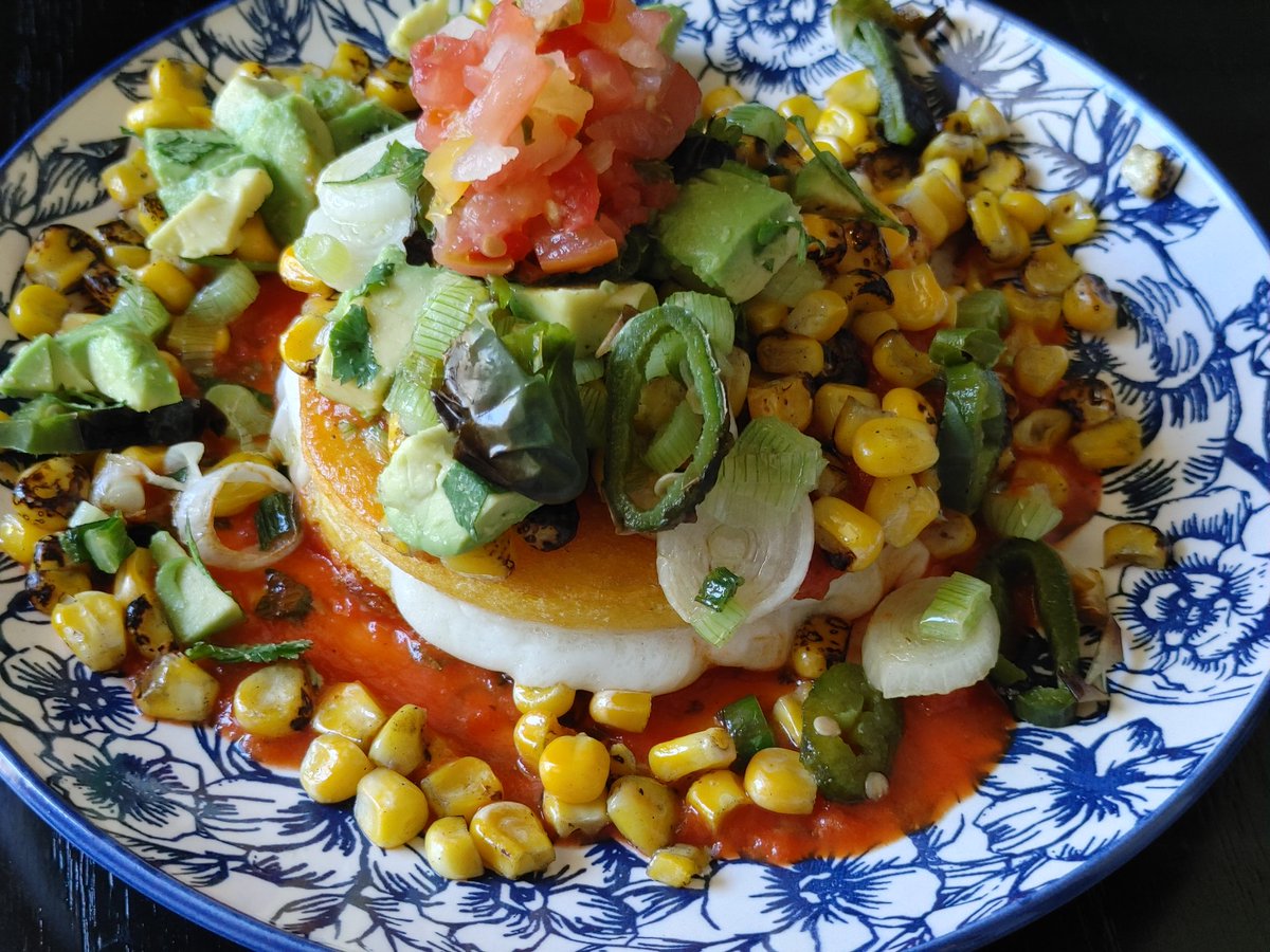 globalrelations's tweet photo. Me and #traderjoes know how to do brunch - Corn & Cheese Arepas placed over a tomato based sauce with Green Onions and Cilantro. Then I topped with Trader Joe's Grilled Corn, Mexican Green Onions, Avocado, Roasted Jalapeño, Cilantro, and Pico
#vegetarian #coldbrewcofee https://t.co/rFe8nAfuOW