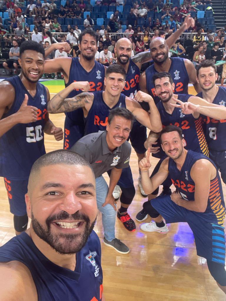 NBB's tweet photo. FAZ A POSE, #TimeCablock! 🤩
#JogoDasEstrelasNBB #NossoBasquete https://t.co/vZPad6zUcr