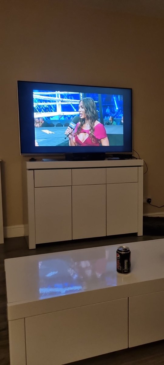 bethtileyxo's tweet photo. Why is this woman shouting her questions like no one can hear her? #eddievsthor https://t.co/xDvEnVOaSN