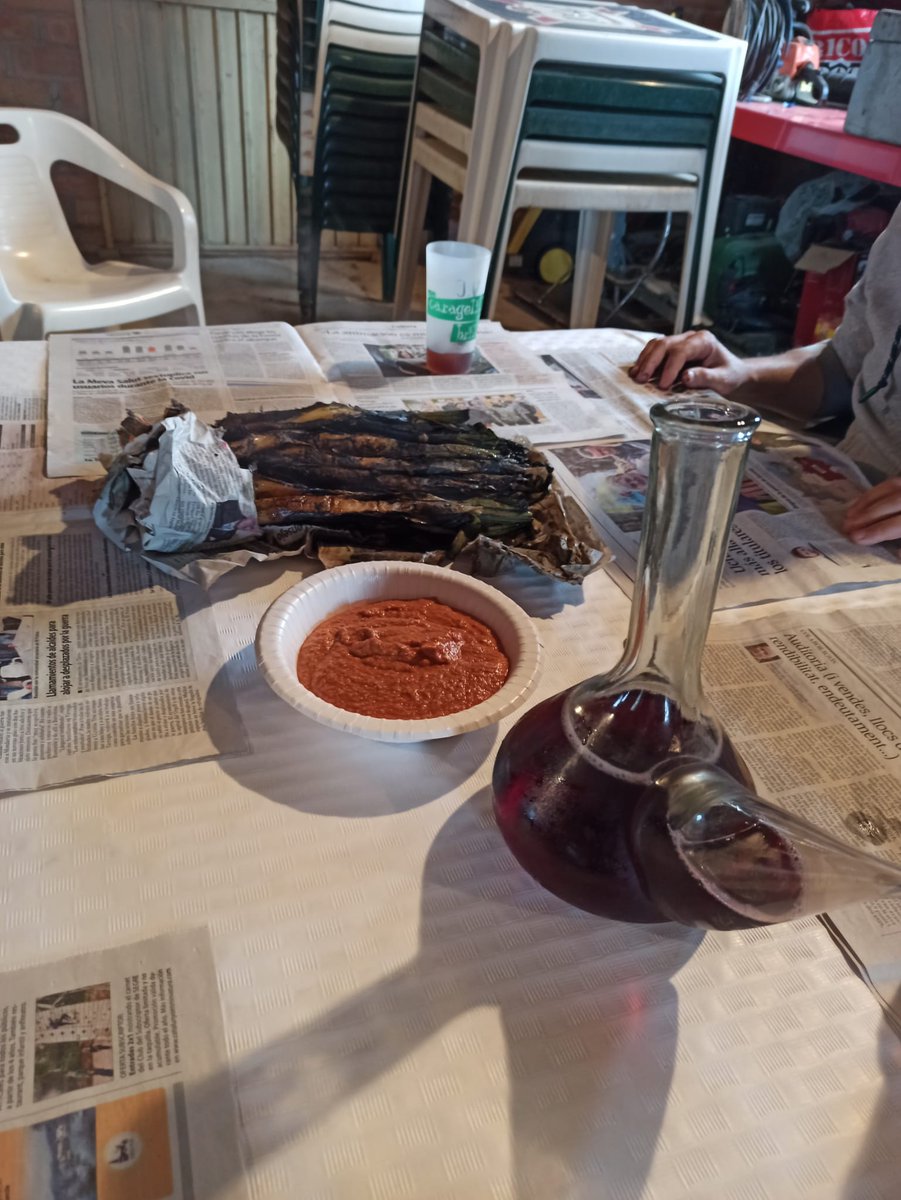 Avui hem començat a escalfar motors per l'Aplec 2022. Lo moreneta ha tornat a fer màgia amb la cuina i després a fer inventari. Buffff, sort que les 5 caixes de <a href="/SanMiguel/">Cervezas San Miguel</a> ens han fet la feina més fàcil.