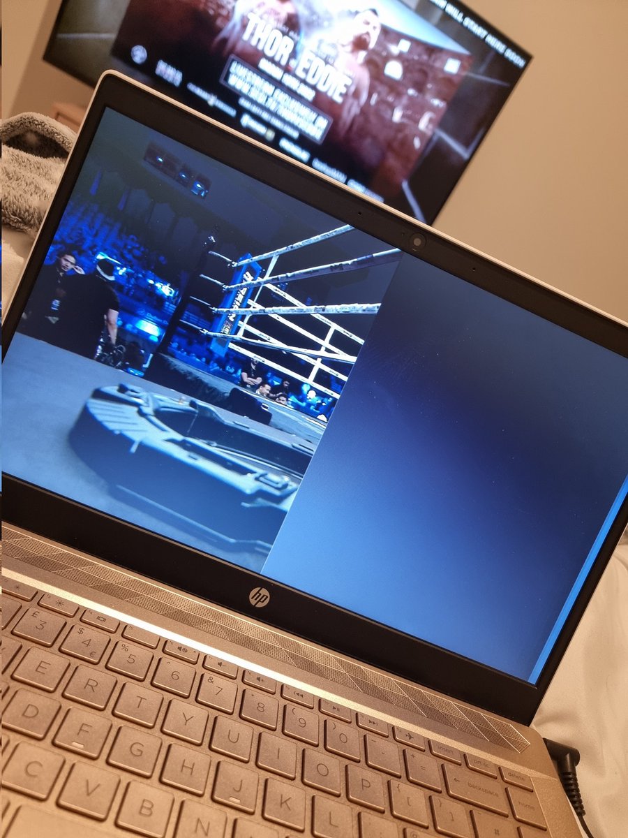 shaunniclutterz's tweet photo. @Segi_tv you're doing great sweetie 😳 what a joke! You've got some woman moaning about her bleeding feet, half a screen and buffering #sergitv #eddievsthor https://t.co/OdILXjR3nM