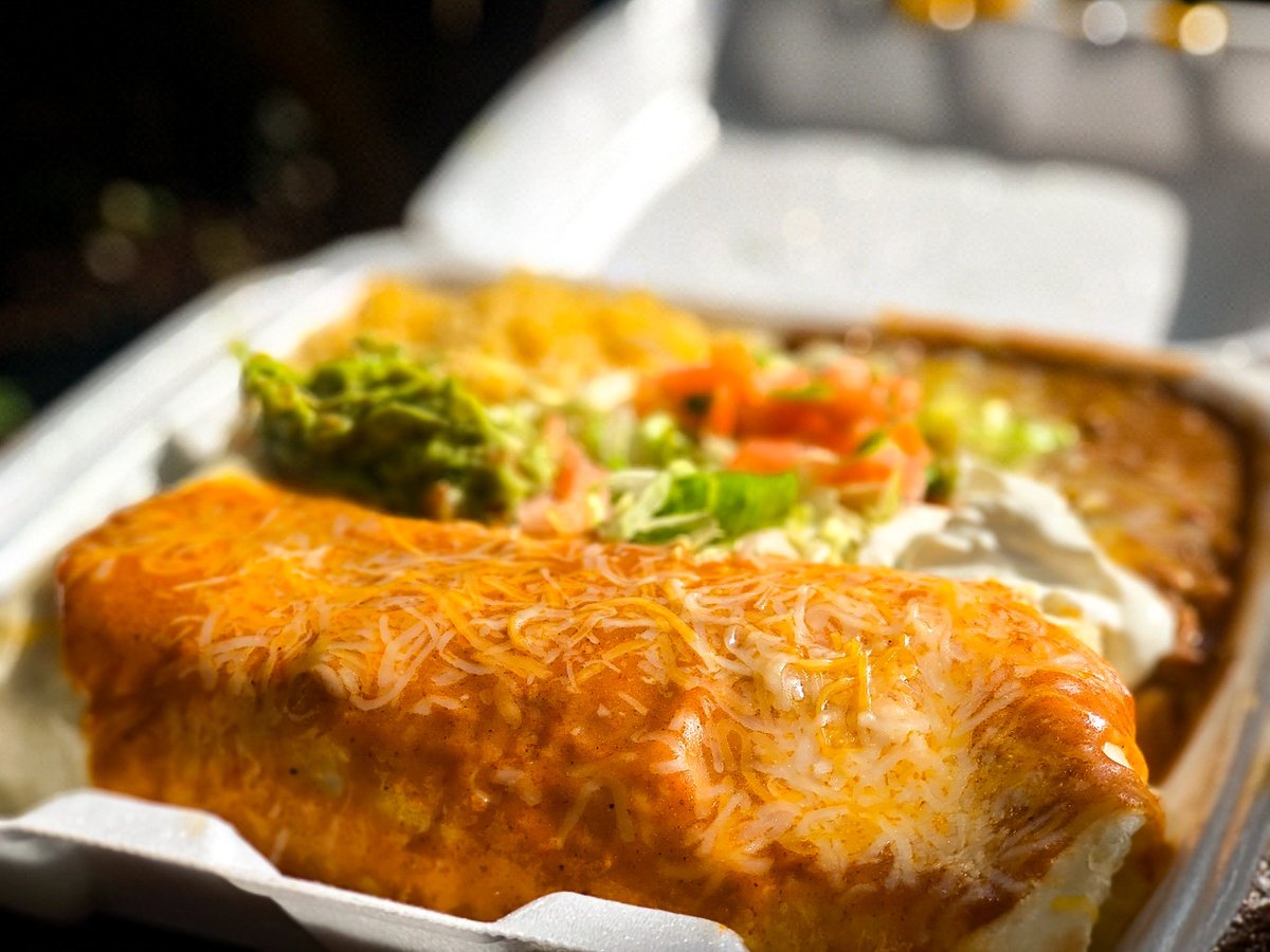 Have you tried Acapulco Mexican Restaurant’s Macho Burrito? 🌯 This popular #burrito is stuffed with meat, pico, lettuce, #cheese, beans, and served with rice, sour cream, guacamole and red sauce! Order #takeout today by calling 808-678-3115.