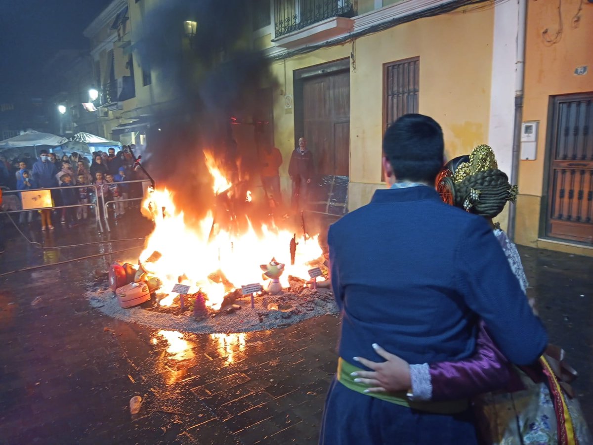 Falla_Cervantes's tweet photo. El foc ja ha consumit la nostra Falla infantil #Falles22 #SomCervantes https://t.co/9tsdvg5NmZ