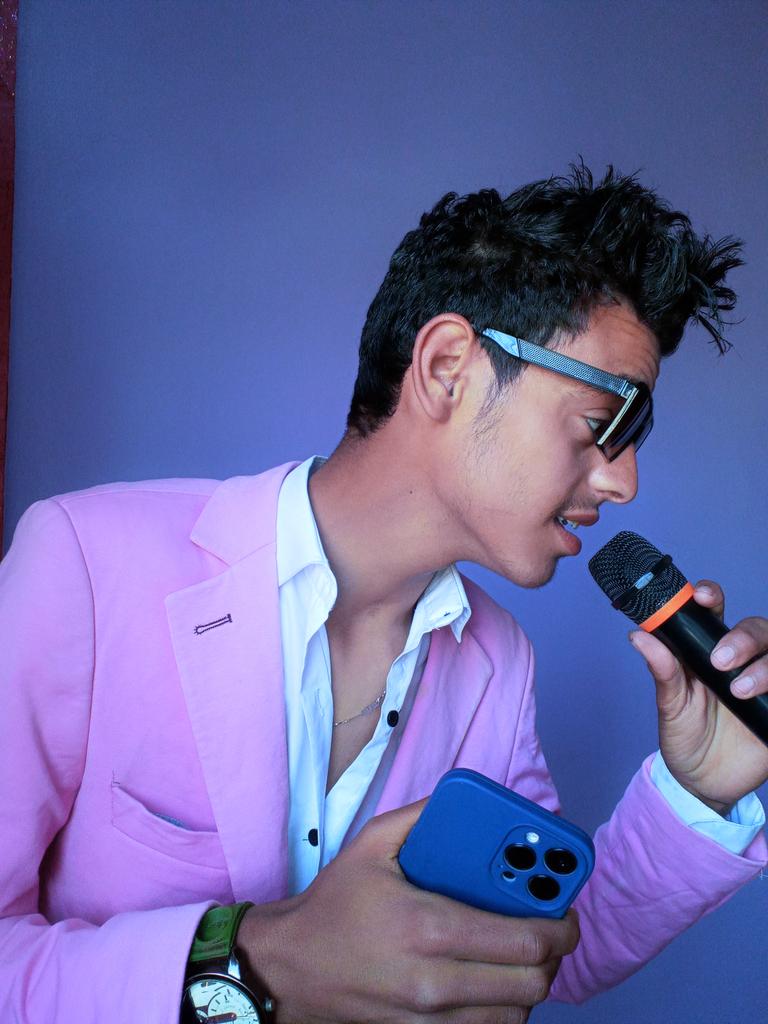 يابني ده اللي واقف بطوله مستحيل هـلفـوت يطوله😉
#hameedo_elmluneer