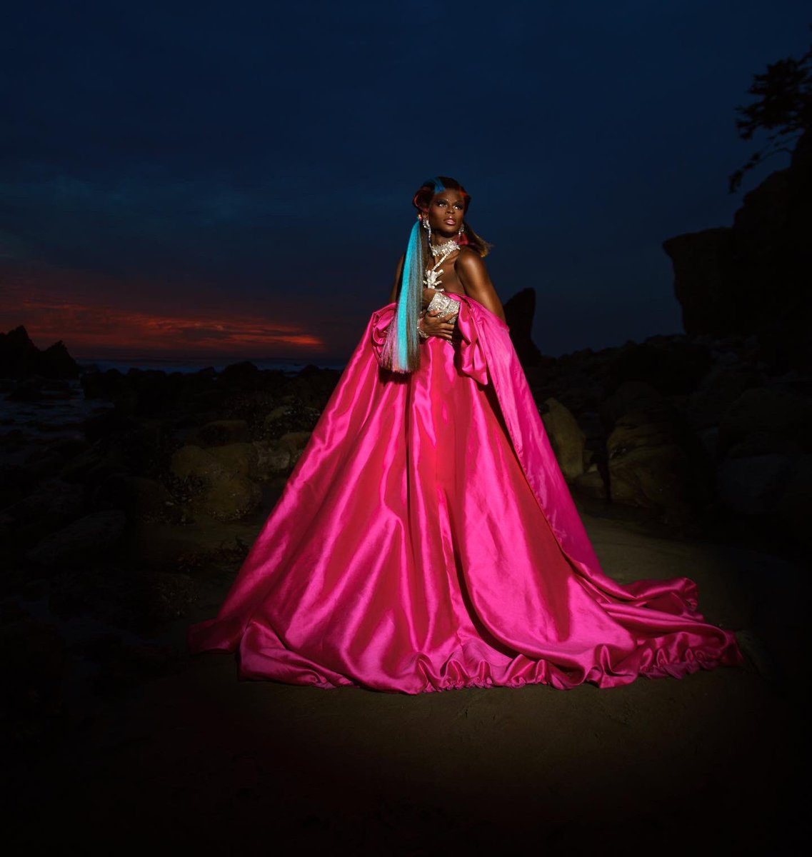 the_symonee's tweet photo. Just takin’ that Sangria sunset in, baby 🌅

Photographer- @obidinzeribe 
Hair: @thegigigoode 
Makeup: @myrubberchild 
Stylist- @estiloestaenti https://t.co/c1LRnnTwRd