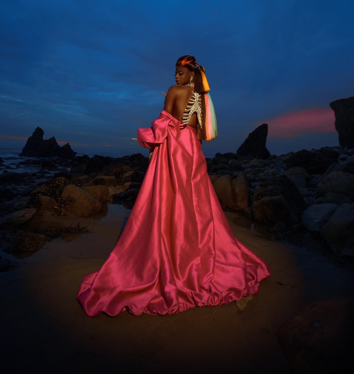 the_symonee's tweet photo. Just takin’ that Sangria sunset in, baby 🌅

Photographer- @obidinzeribe 
Hair: @thegigigoode 
Makeup: @myrubberchild 
Stylist- @estiloestaenti https://t.co/c1LRnnTwRd