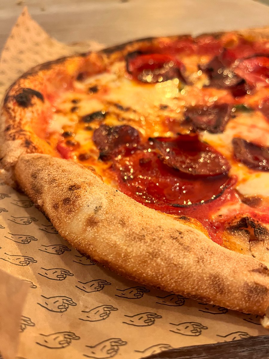 Gingeybites's tweet photo. Ahh @pizzarova, it’s been too long. Defo still the best pizza in town. 🍕 ❤️
#bristolfood #minibites #pizza https://t.co/Z0nlFu2Q8v