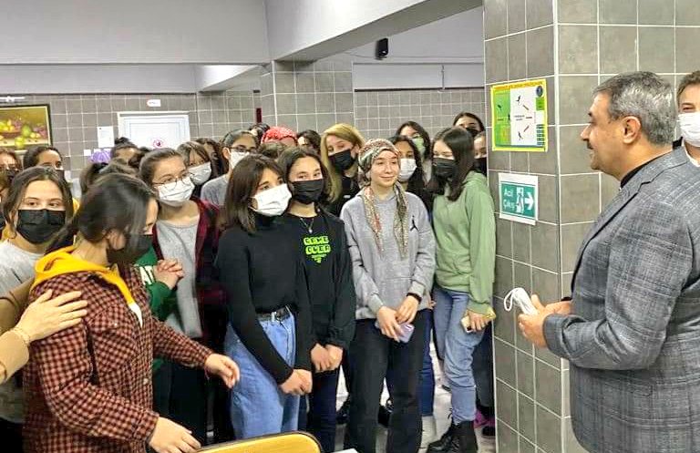 balikesirmem's tweet photo. Valimiz Sayın @hasansildak
Adnan Menderes Anadolu Lisesi Kız Öğrenci Pansiyonunda kalan öğrencilerimizi ziyaret etti.

Valimiz Sayın ŞILDAK:
"Sürpriz bir ziyaretle bu gece misafirleri olduğumuz sevgili öğrencilerimize ve öğretmenlerimize samimi sohbetleri için teşekkür ediyoruz." https://t.co/lRIaPHjy28
