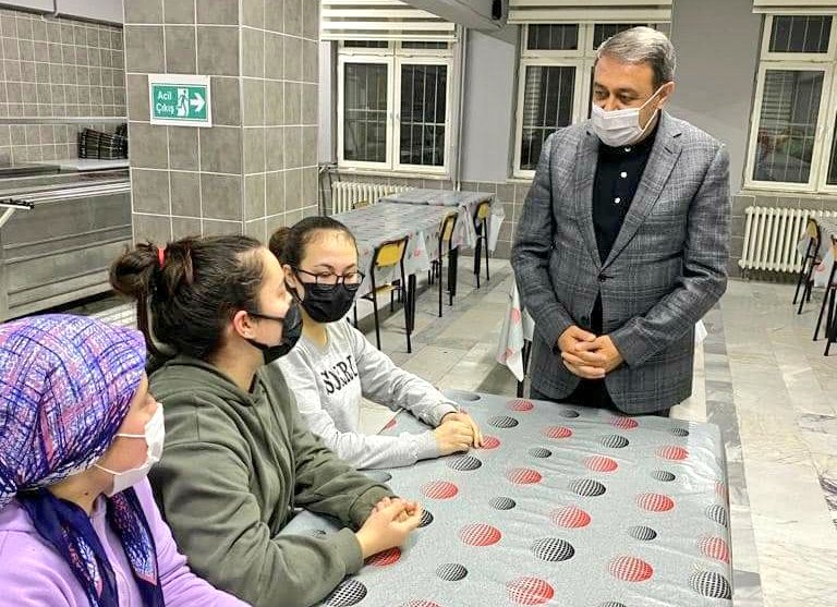 balikesirmem's tweet photo. Valimiz Sayın @hasansildak
Adnan Menderes Anadolu Lisesi Kız Öğrenci Pansiyonunda kalan öğrencilerimizi ziyaret etti.

Valimiz Sayın ŞILDAK:
"Sürpriz bir ziyaretle bu gece misafirleri olduğumuz sevgili öğrencilerimize ve öğretmenlerimize samimi sohbetleri için teşekkür ediyoruz." https://t.co/lRIaPHjy28