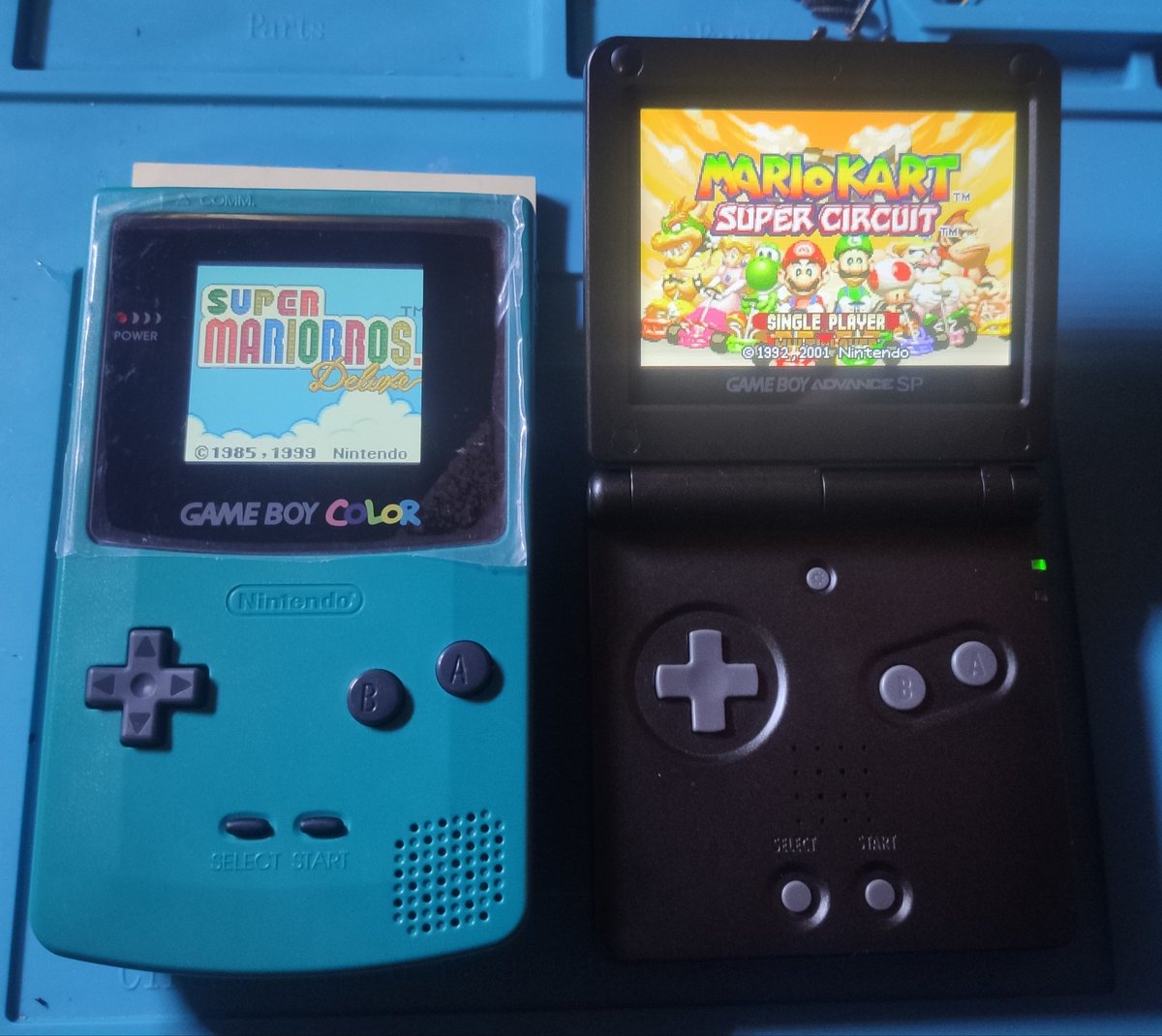 Chipnmodz's tweet photo. Ecran #McWillLCD sur #GameBoy Color et écran #IPS v2 sur #GameBoyAdvance SP ! 

Quel plaisir de redécouvrir nos consoles d'enfance avec de si beaux écrans 😍🤩

#RETROGAMING #MOD #ModLCD #Modding #Nintendo #GBA #GBASP https://t.co/HFgiLCWZVG